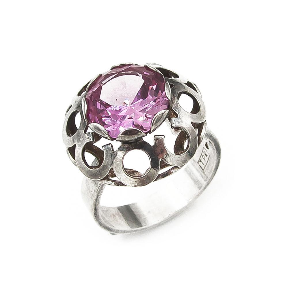 Hopeasormus vaaleanpunaisella kivellä v.1969 halk.17.5mm #0