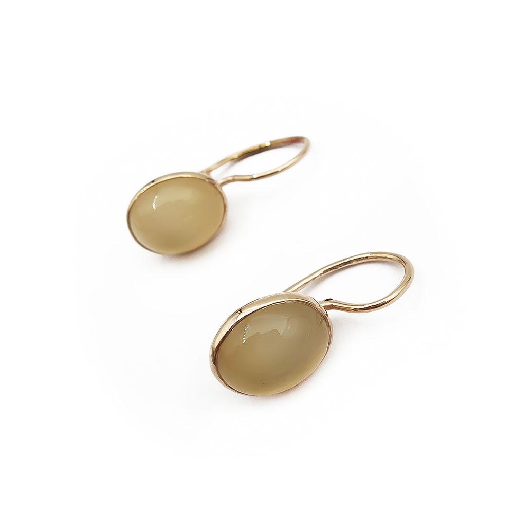 Koukkukorvakorut vaaleilla kalsedonin värisillä kivillä #0