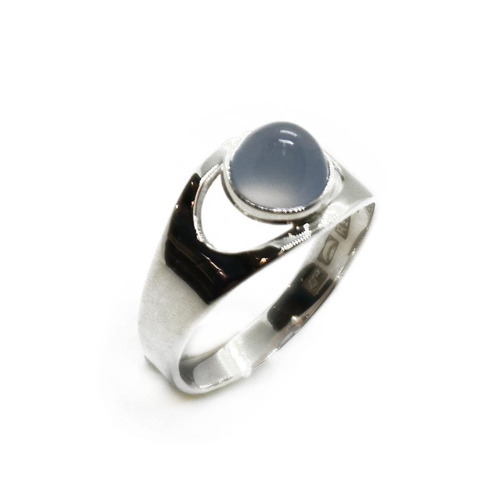 Sormus vaalealla kivellä #0