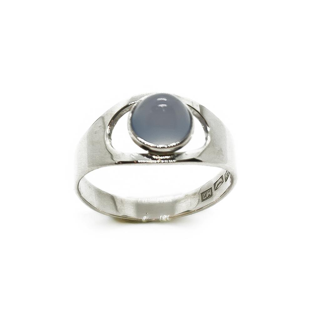 Sormus vaalealla kivellä #1