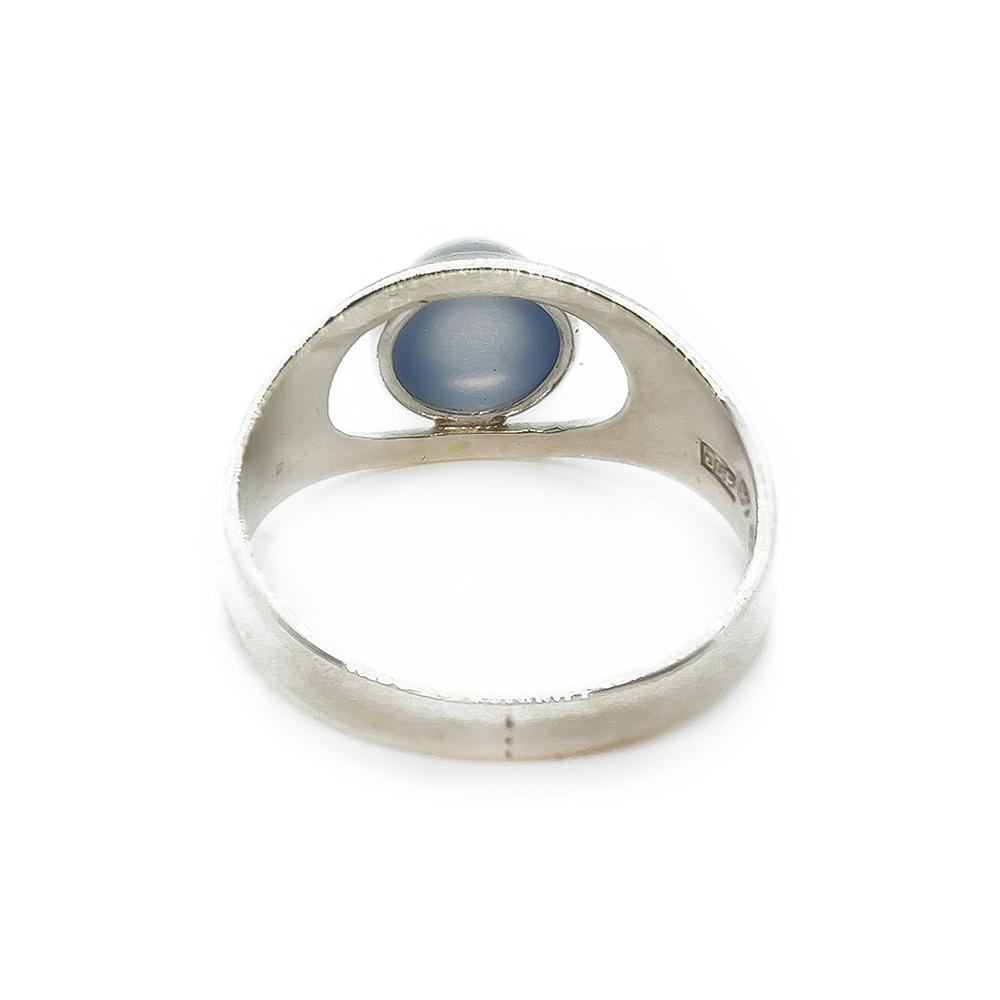 Sormus vaalealla kivellä #2