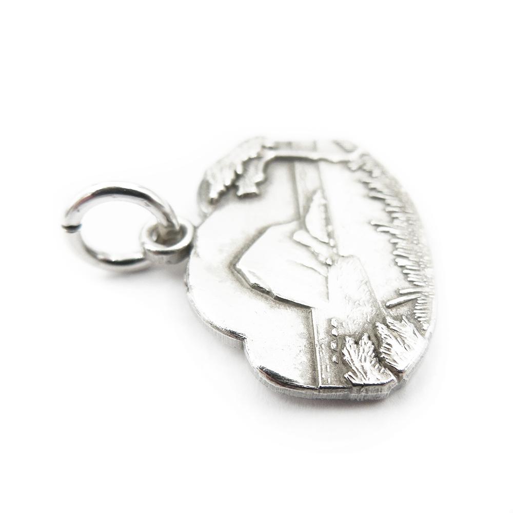 Hopeinen riipus, maisema #1