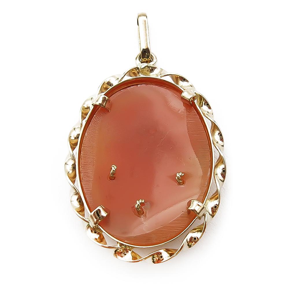 Cameeriipus kirkkaalla kivellä #1