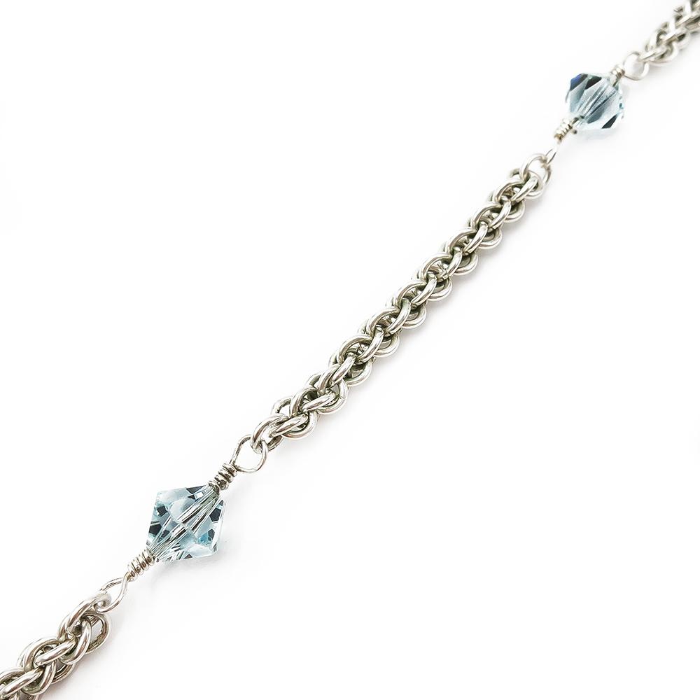 Ranneketju vaaleansinisillä kivillä #1