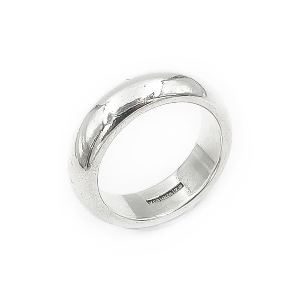 Sileä puolipyörä sormus  v.2001  halk.17- lev.5mm #0