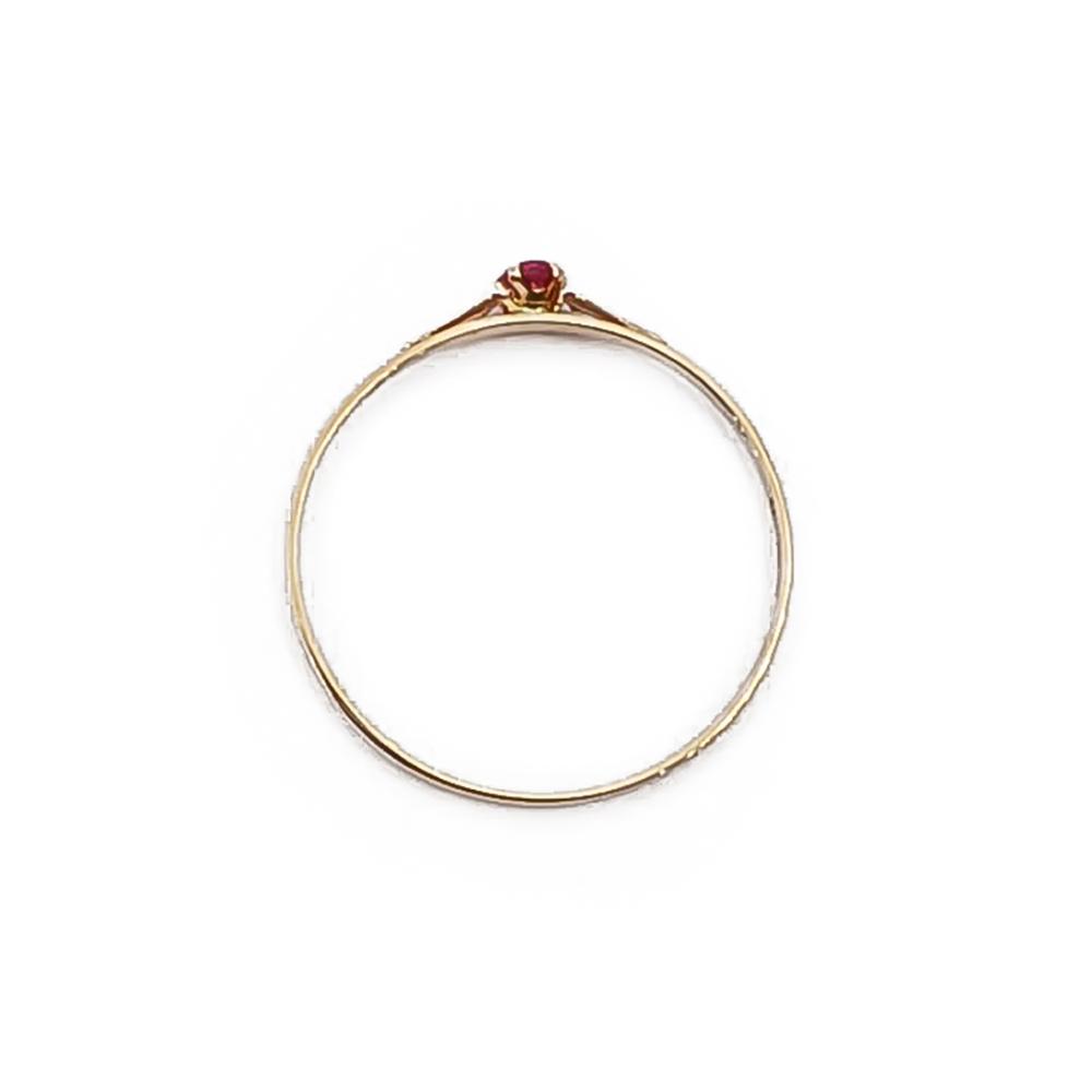 Kultainen sormus punaisella kivellä #2