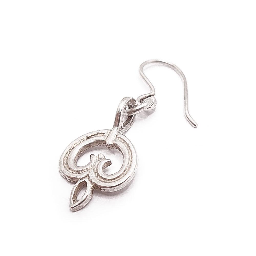 Pariton kk karjalainen nauhapunos korvakoru #1