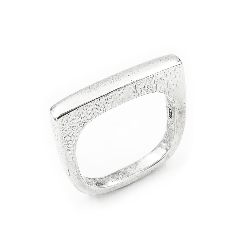 Kulmikas sormus halk.17mm lev.2mm #0