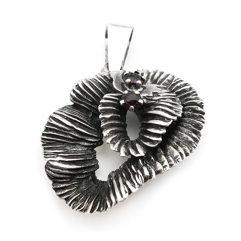 Hopeinen design-riipus, punaiset kivet #0