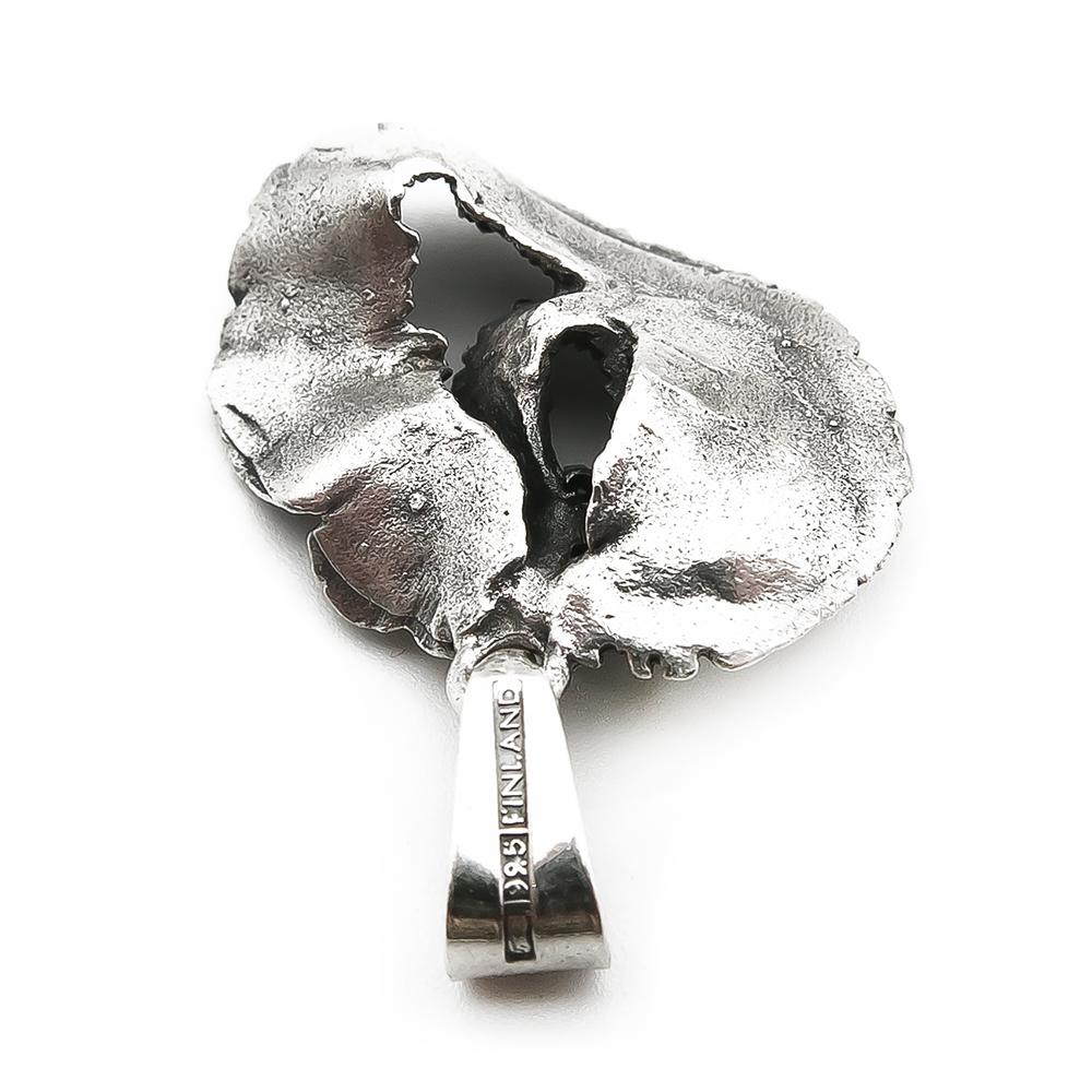 Hopeinen design-riipus, punaiset kivet #3