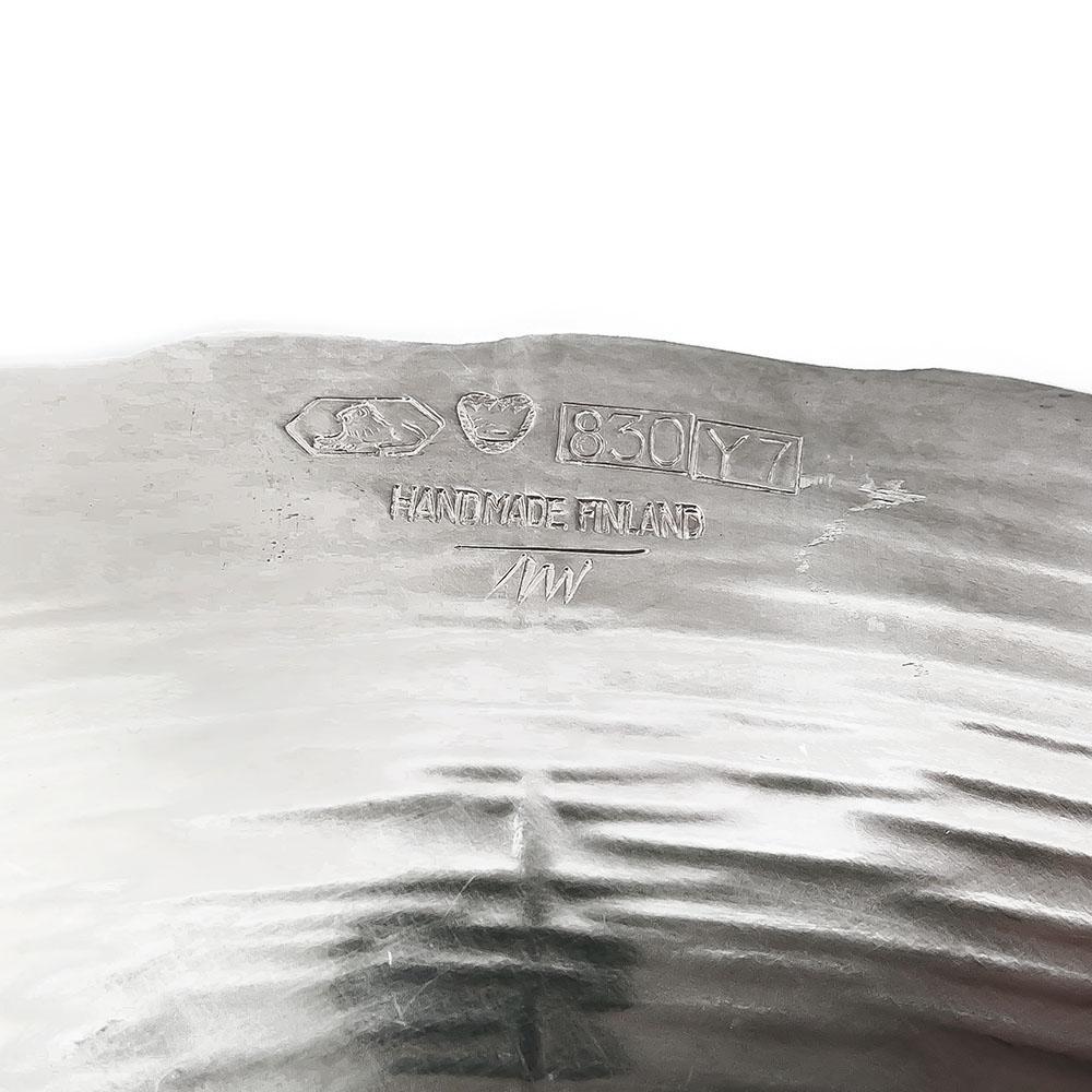 Tapio Wirkkalan suuri tarjoilulautanen vuodelta 1976, signeerattu #1