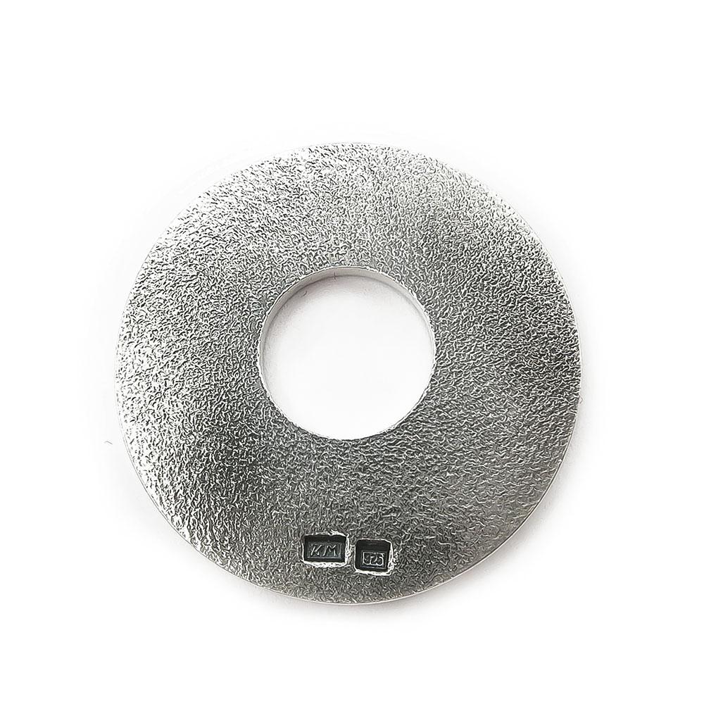 Pyöreä ornamentti riipus nahkanauhaan #1