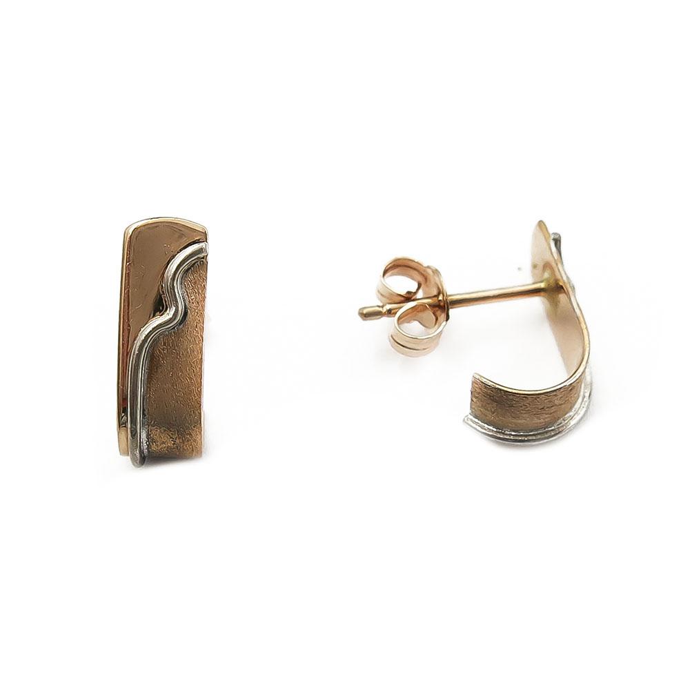 Kaarevat korvakorut valkokultaisilla yksityiskohdilla #0