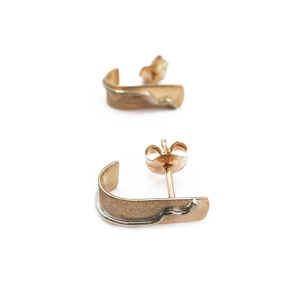 Kaarevat korvakorut valkokultaisilla yksityiskohdilla #1