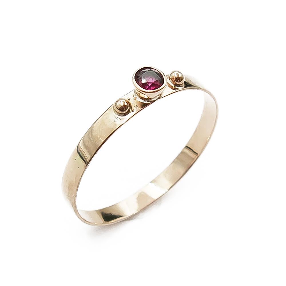 Punakivellinen siro sormus 18,5mm #0