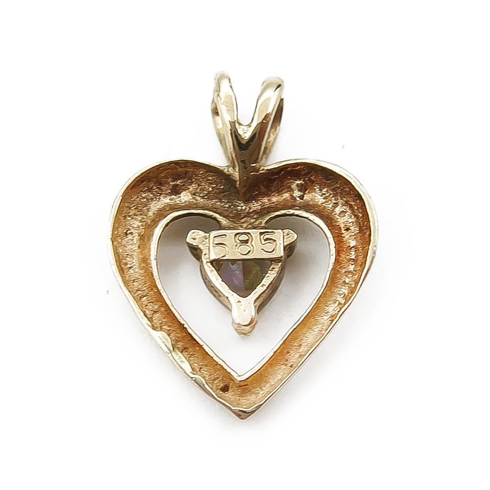 Sydänriipus kirkkaalla kivellä #1