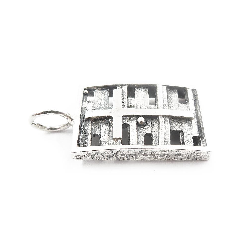 Hopeinen riipus, risti laatassa #1