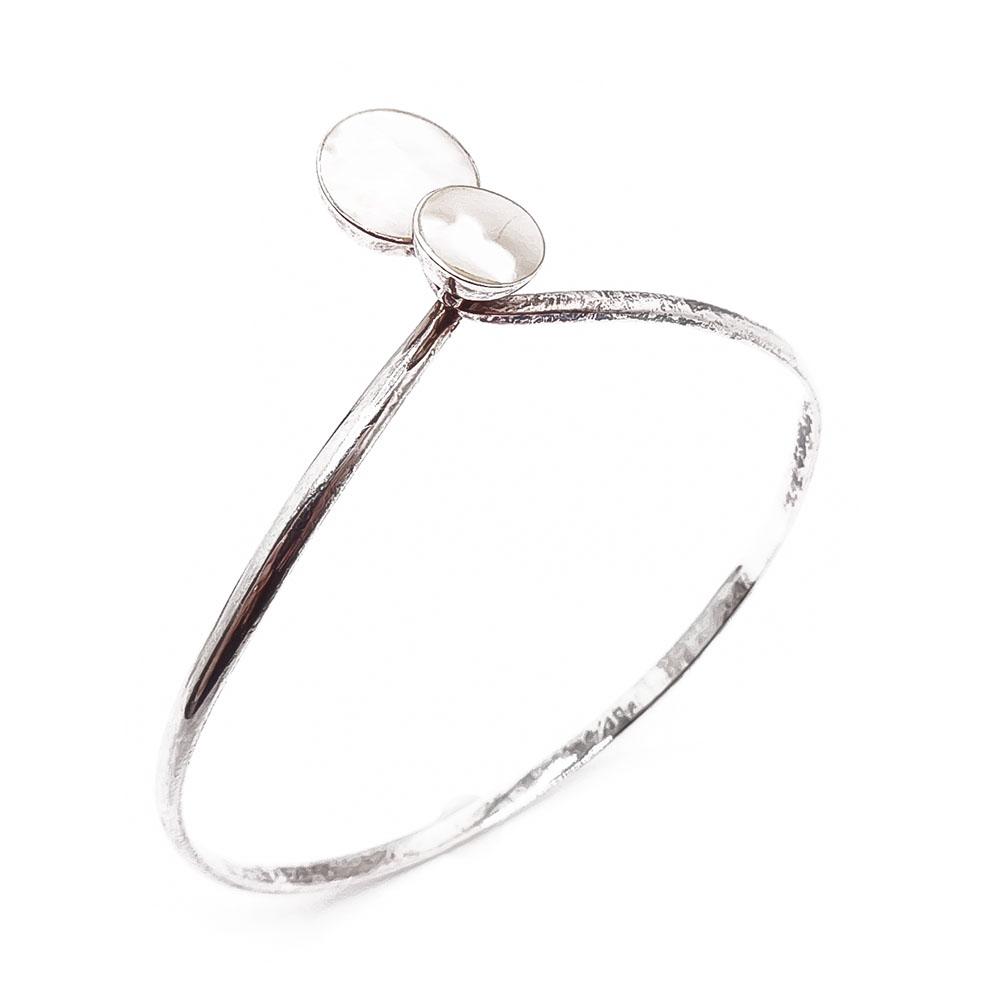 Hopeinen rannerengas helmiäiskivillä #1