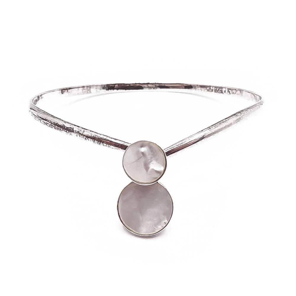 Hopeinen rannerengas helmiäiskivillä #2