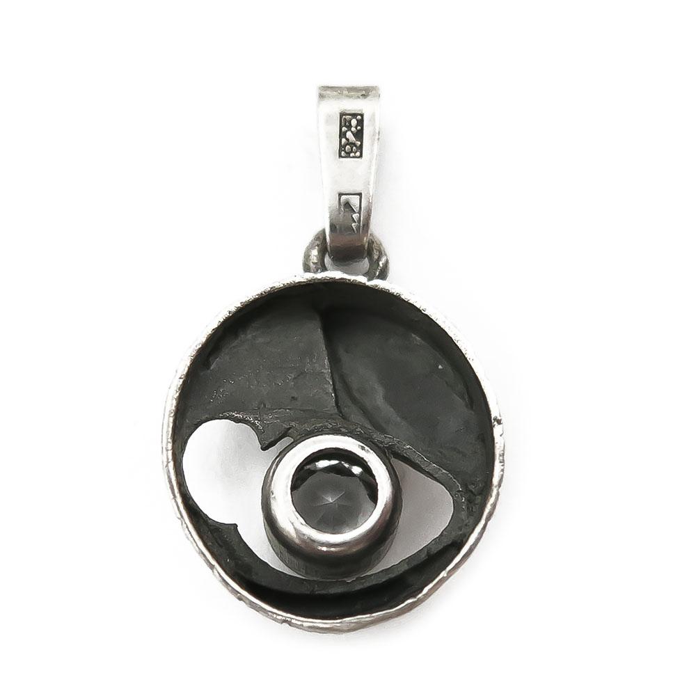 Hopeinen Finnfeelings-riipus #1