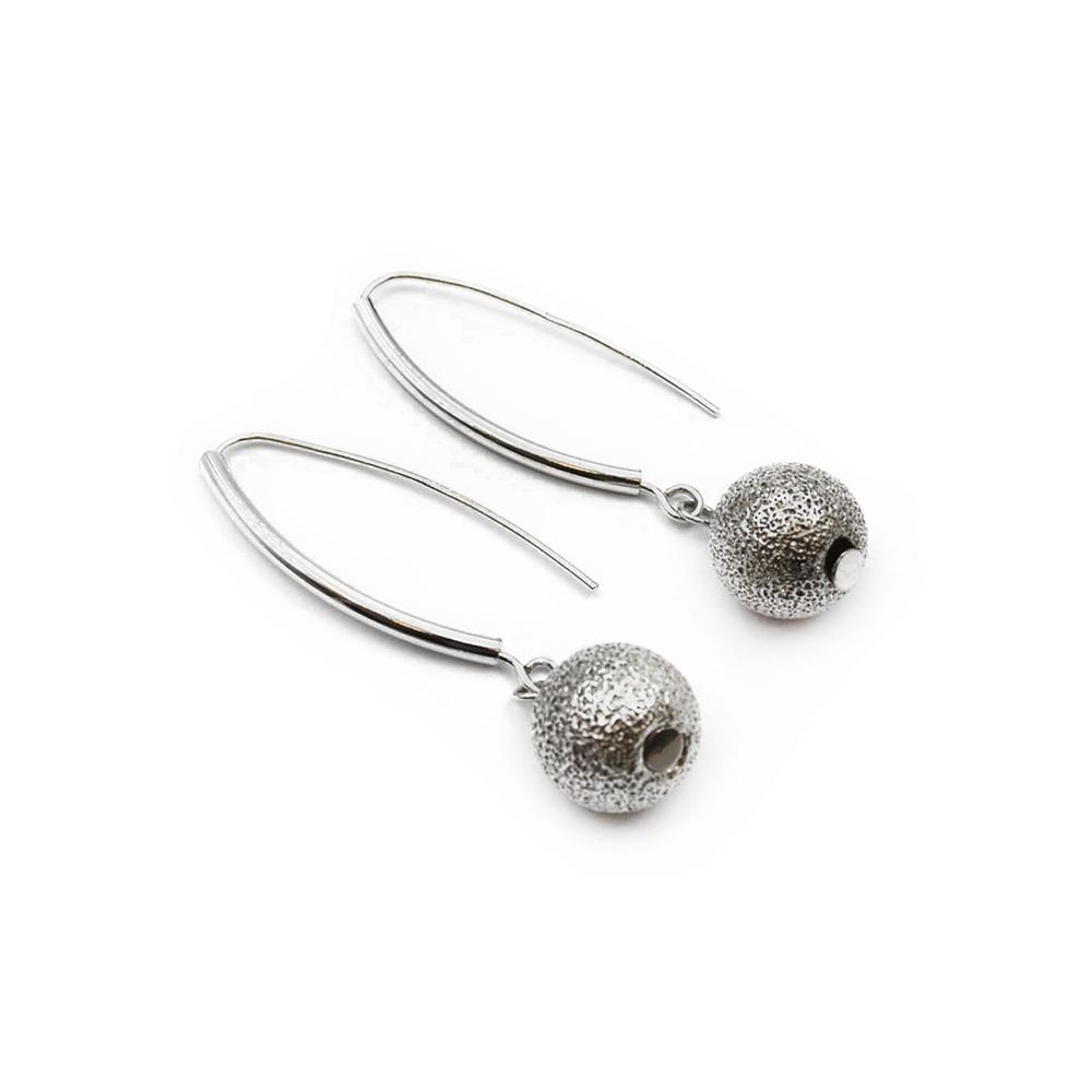 Hopeiset koukkukorvakorut palloilla #1