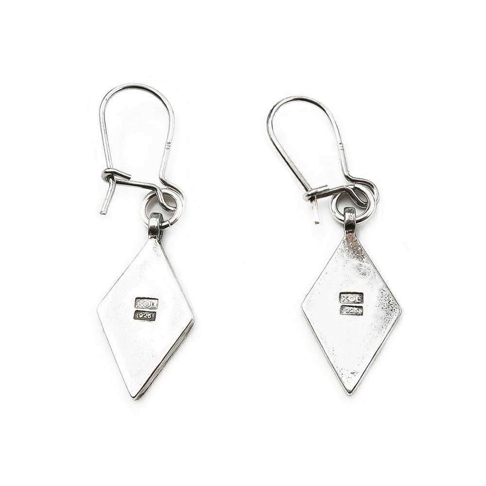 Hopeakorvakorut punaisella salmiakkikuviolla #1