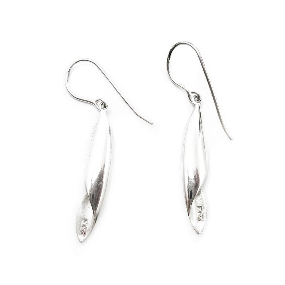 Taitos hopeakorvakorut #1