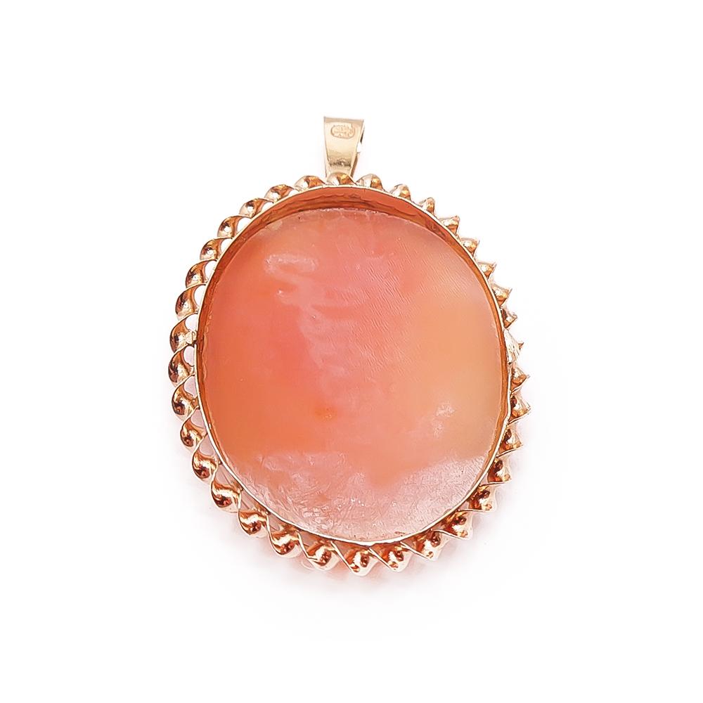 Kultainen camee-riipus #2