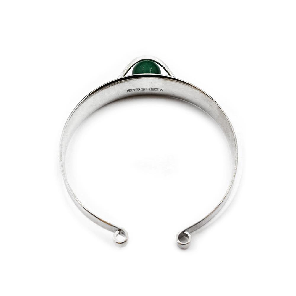 Hopeinen rannerengas vihreällä kivellä #2