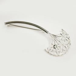 Tuotekuva Kalevala koru Naisen ääni rintaneula topaasilla hopea