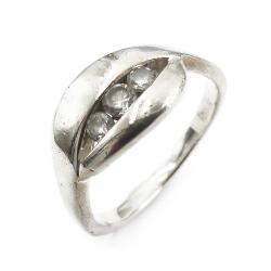 Tuotekuva Hopeinen sormus,18,25mm, 3 kirkasta kiveä