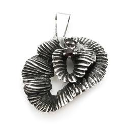 Tuotekuva Hopeinen design-riipus, punaiset kivet